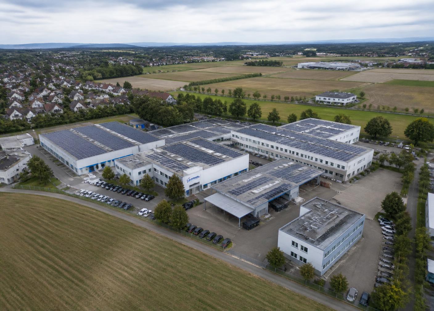 Luftaufnahme eines mittelständischen Industrie- und Fertigungsgebiets in Deutschland